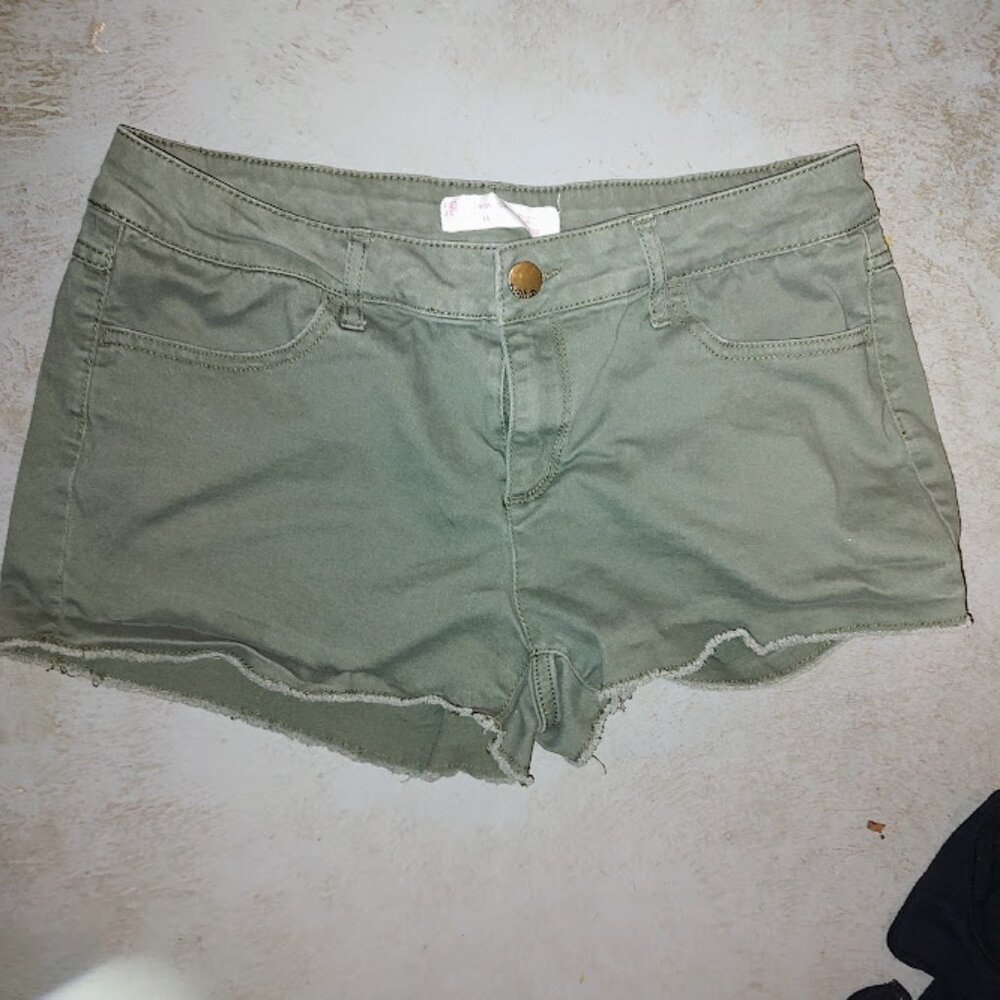 olive green ladies frayed hem shorts stretchy gorpcore nuetral minimalist